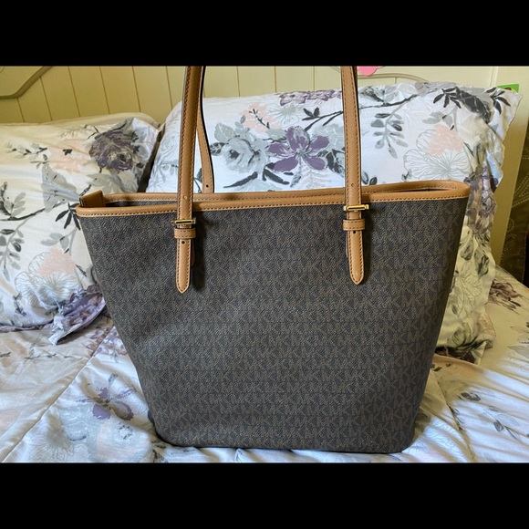 Michael Kors tote - Picture 2 of 3